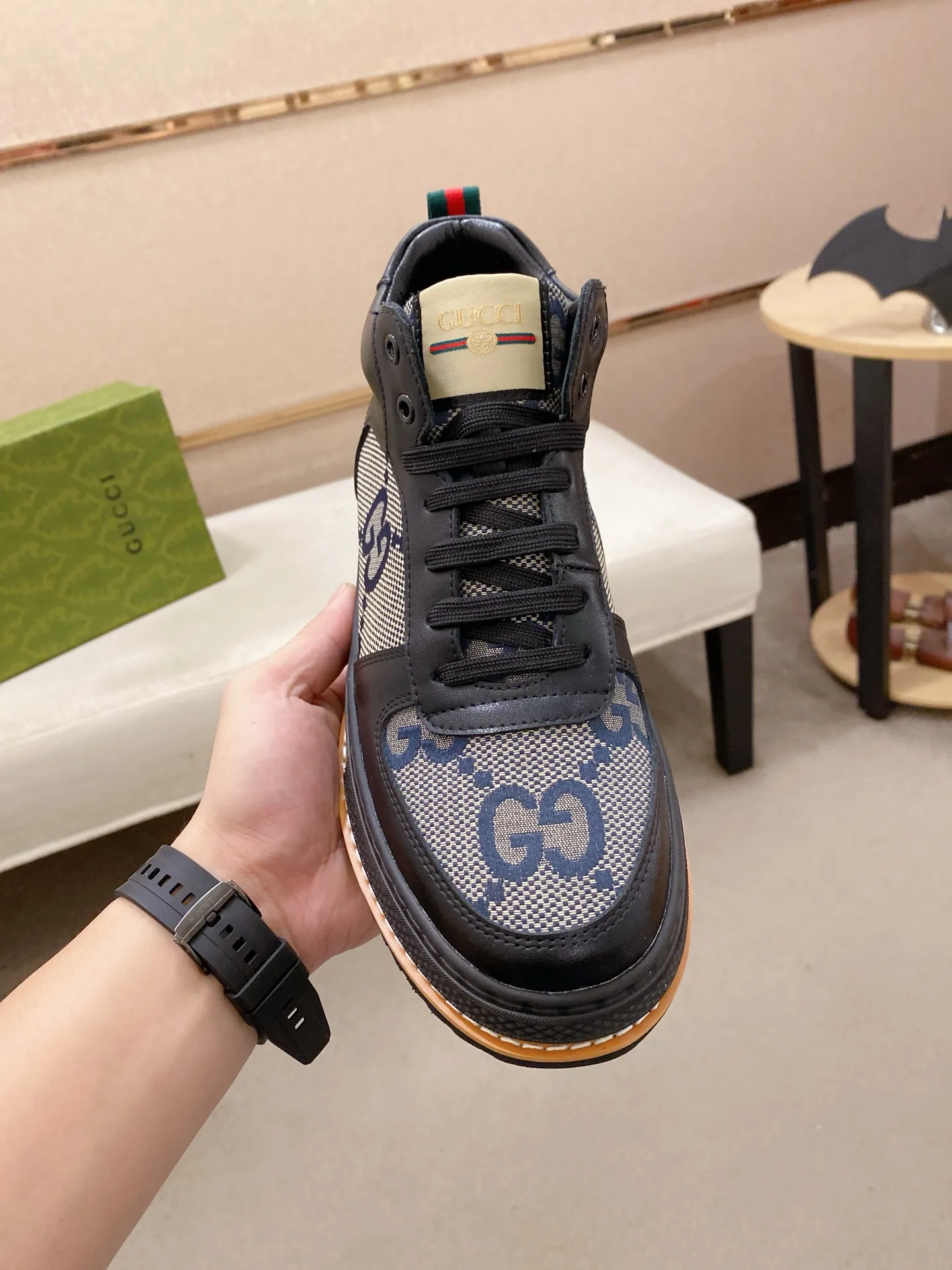 Factory price: 420💰 (GUCCI) The latest model from the official website🎁🎁Casual and fashionable men's shoes👟, hot style💥The version is simple and elegant, exclusive for trendy men. The unique latest brand elements from the official website👑Original Gucci decoration, fashionable and generous, the fabric is original cowhide ✅Mesh breathable lining, the official website specifies wear-resistant casual outsole, the classic model is taken in kind at the counter🎬38-44 (can be customized for 45 non-refundable)